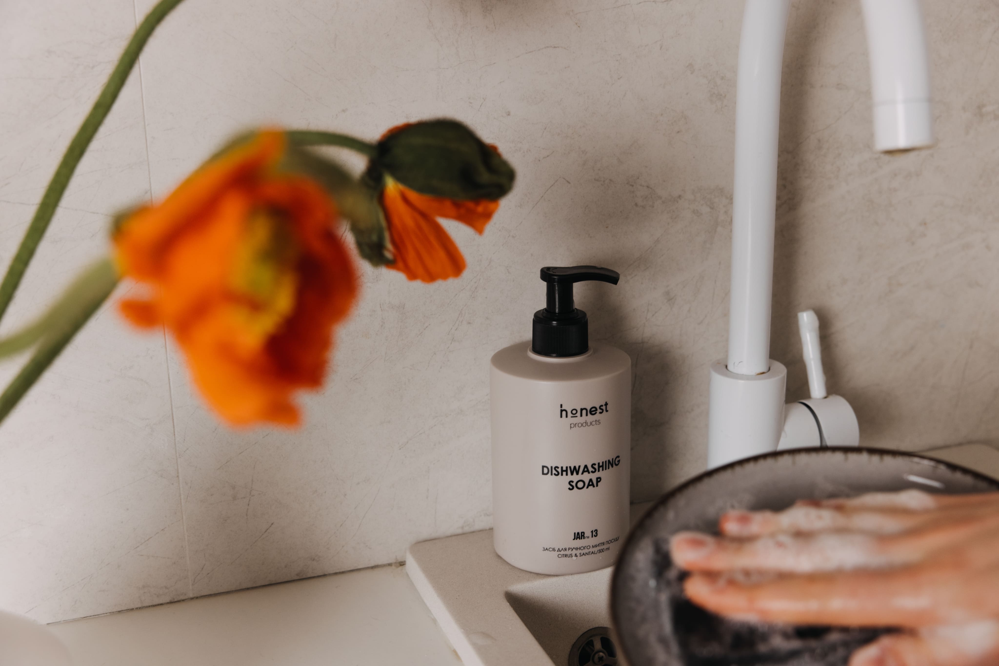 Делікатний засіб для ручного миття посуду JAR №13 citrus & santal від honest products, 500мл